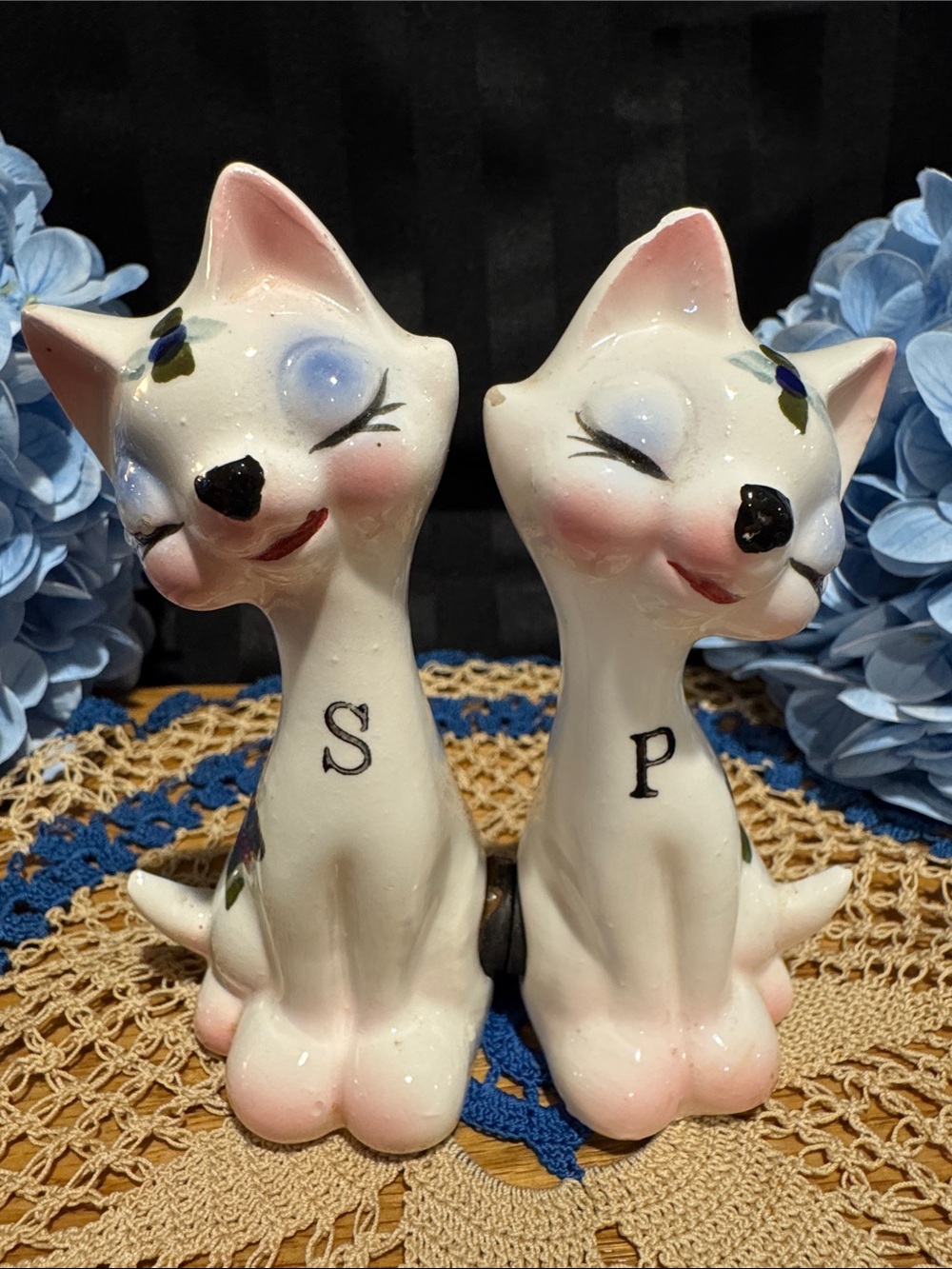 Vintage Enesco Magnetic Ceramic Cat Salt & Pepper Shakers - Made in Japan